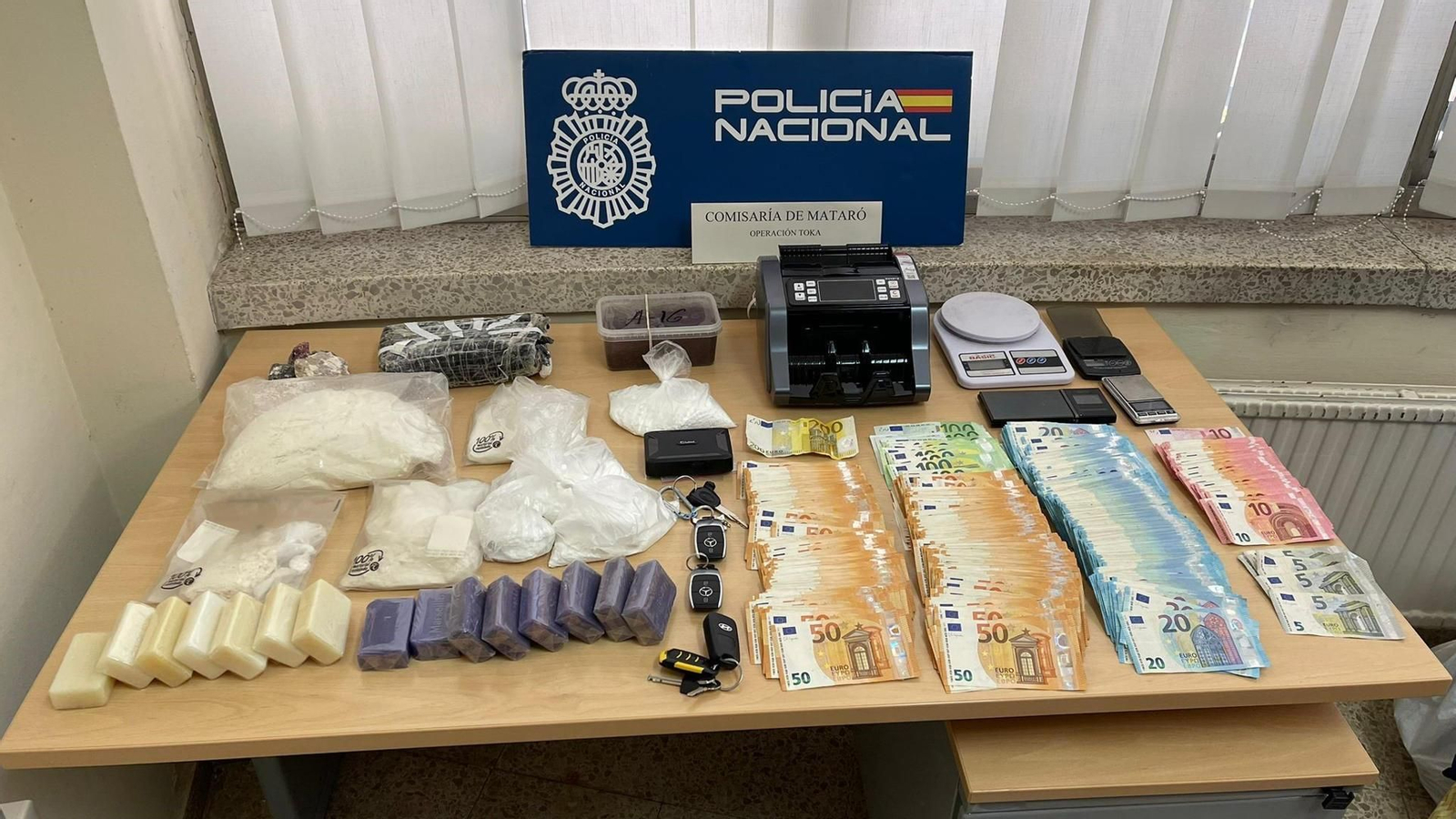 Las mercancía decomisada al violento grupo que robaba droga a bandas rivales en Barcelona.