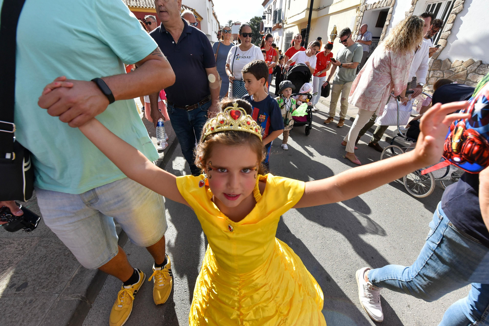 Búscate en las fotos de la cabalgata del Día del Niño en Los Barrios