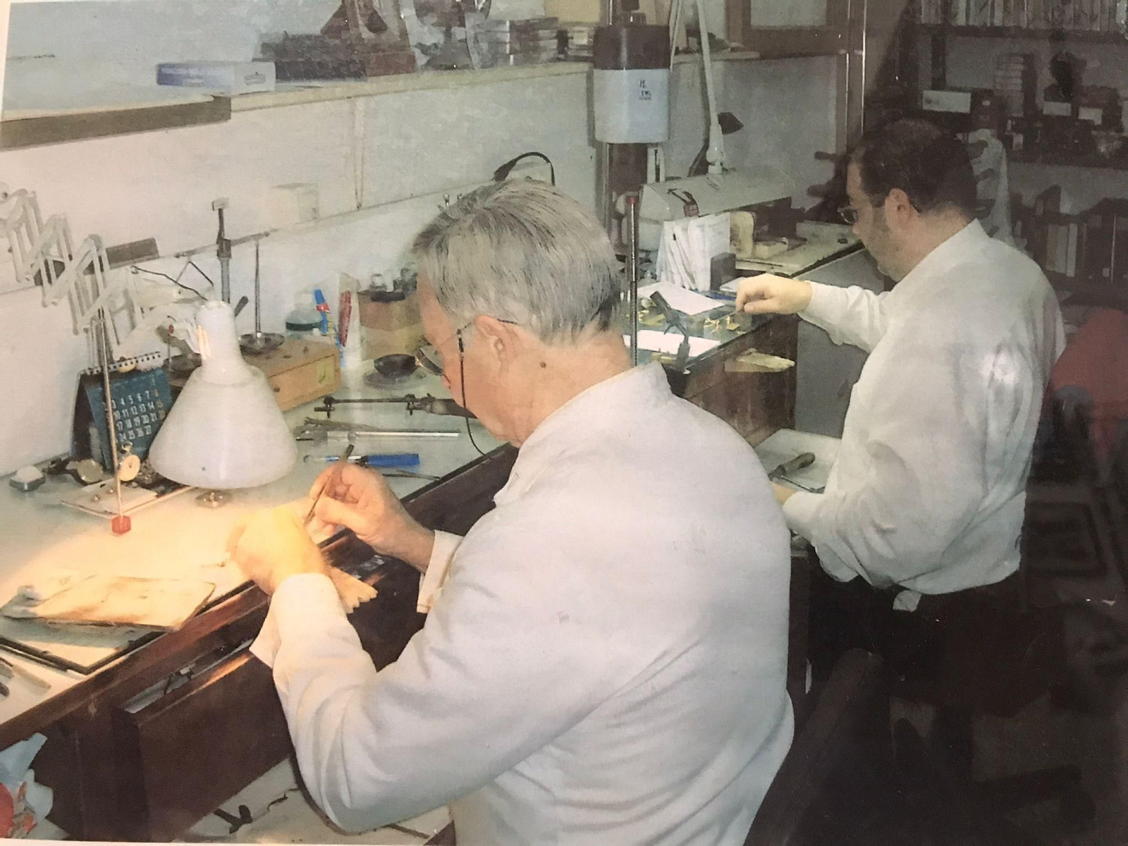Luis Romera en su taller junto a su hijo, José Romera, que ha seguido sus pasos en el mundo de la joyería artesanal.