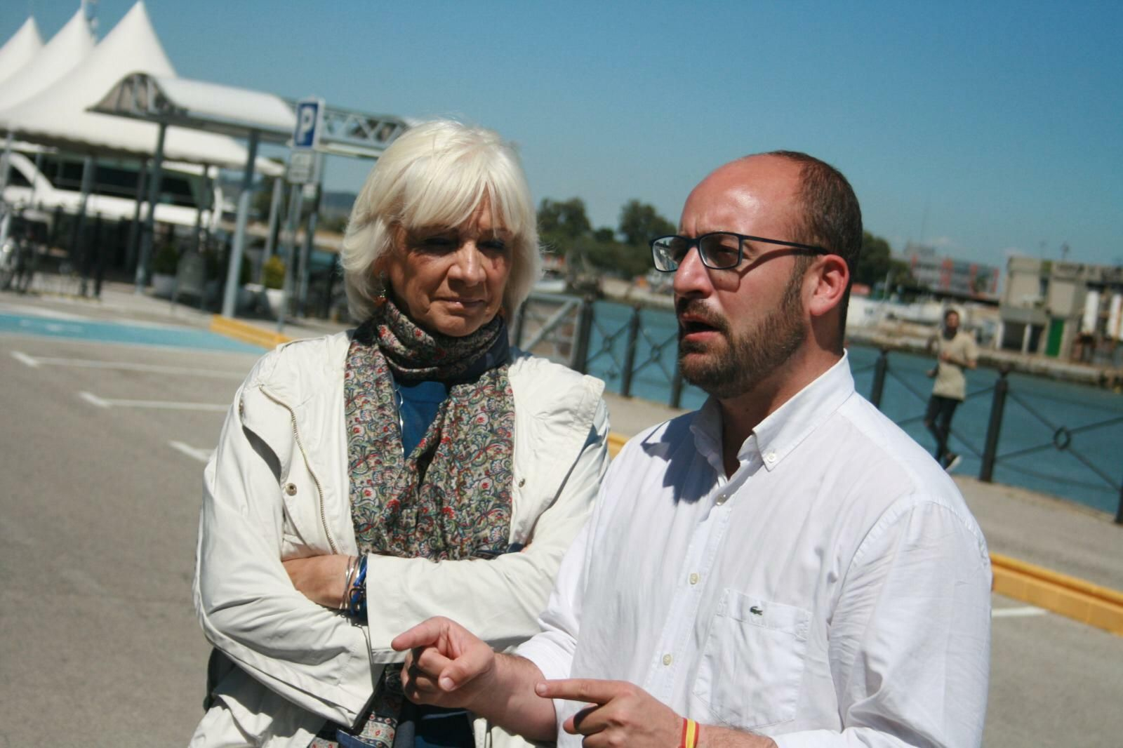 La presidenta de la Autoridad Portuaria, Teófila Martínez, con Germán Beardo junto al Guadalete.