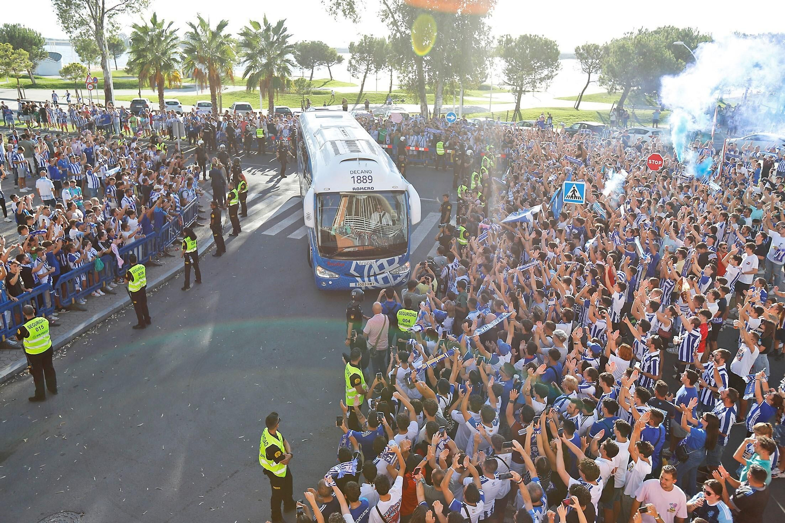 La afición del Recre recibe al autobús del equipo en la previa del partido con el Málaga.