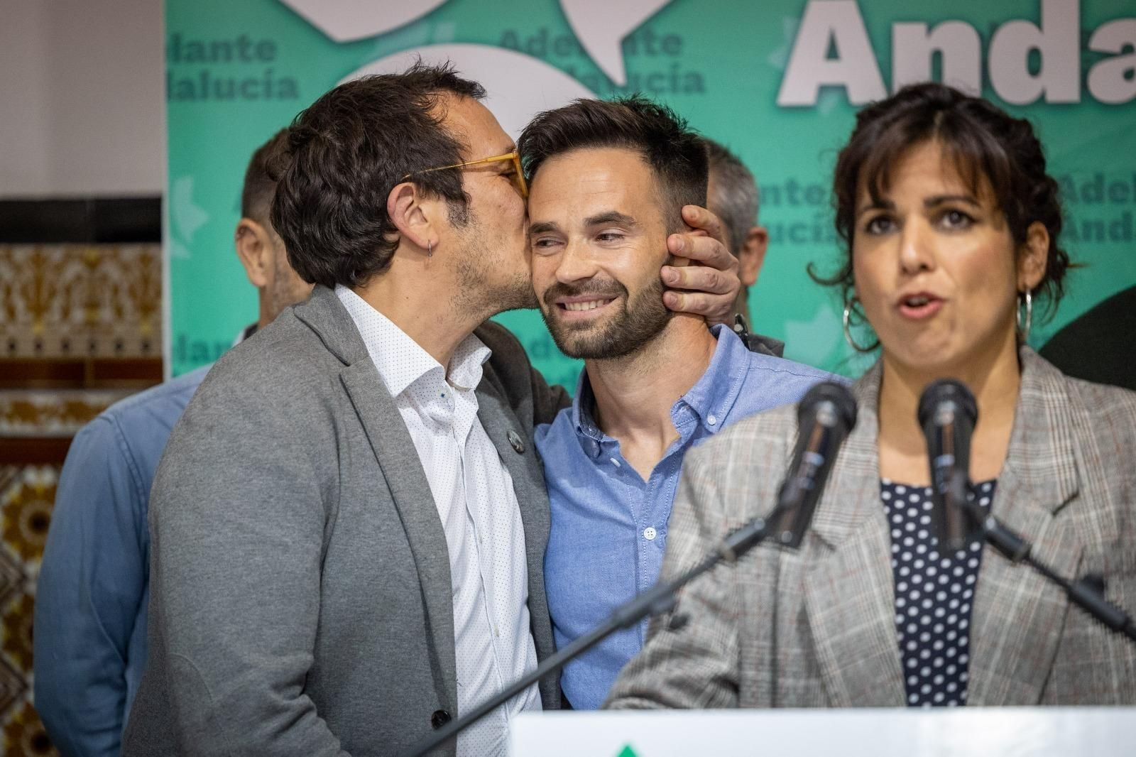 Kichi besa a su relevo en Adelante Cádiz, David de la Cruz, mientras Teresa Rodríguez interviene en su presentación.