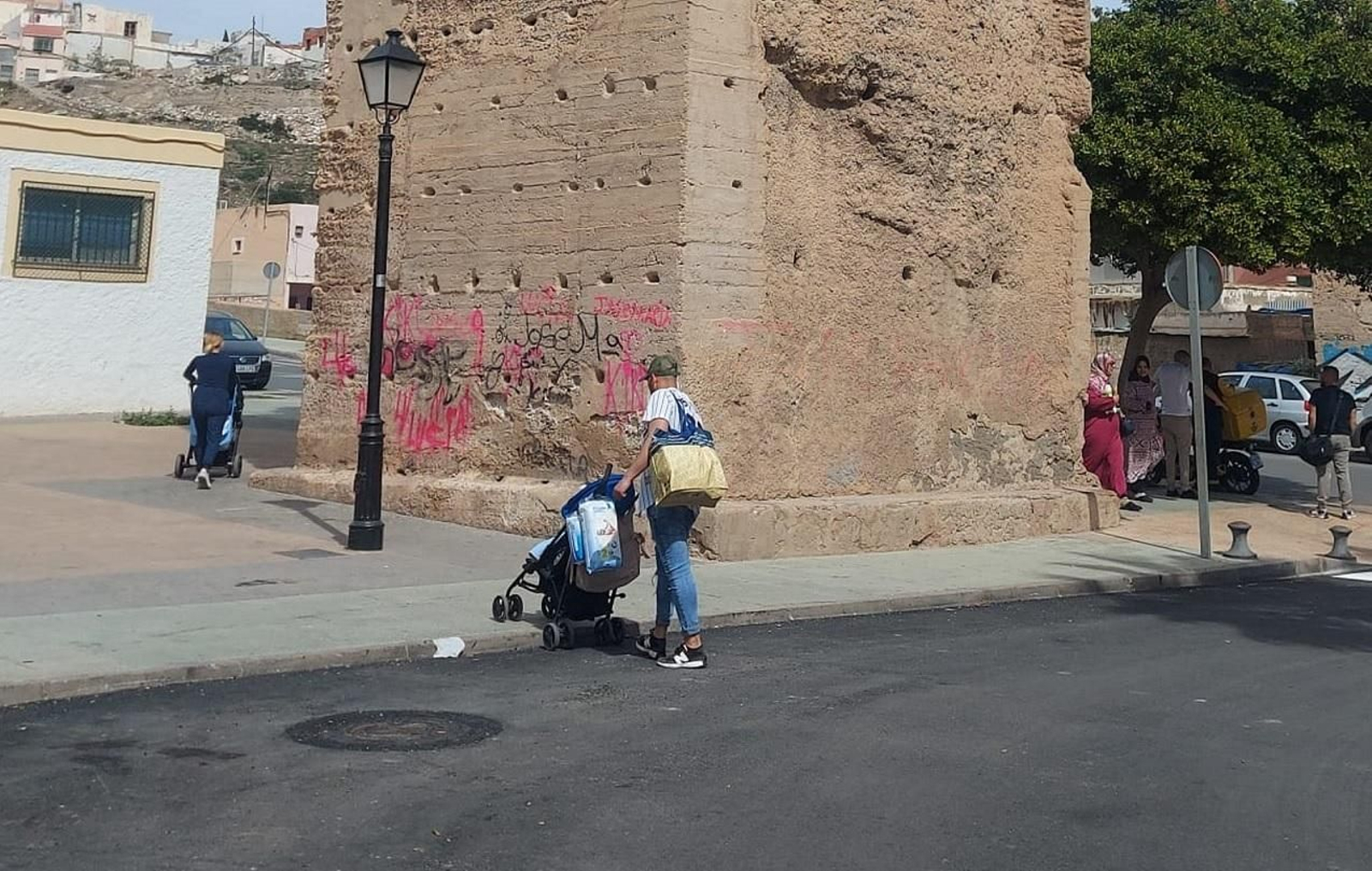 Los torreones medievales de Pescadería, declarados BIC, lucen garabatos por todas partes.
