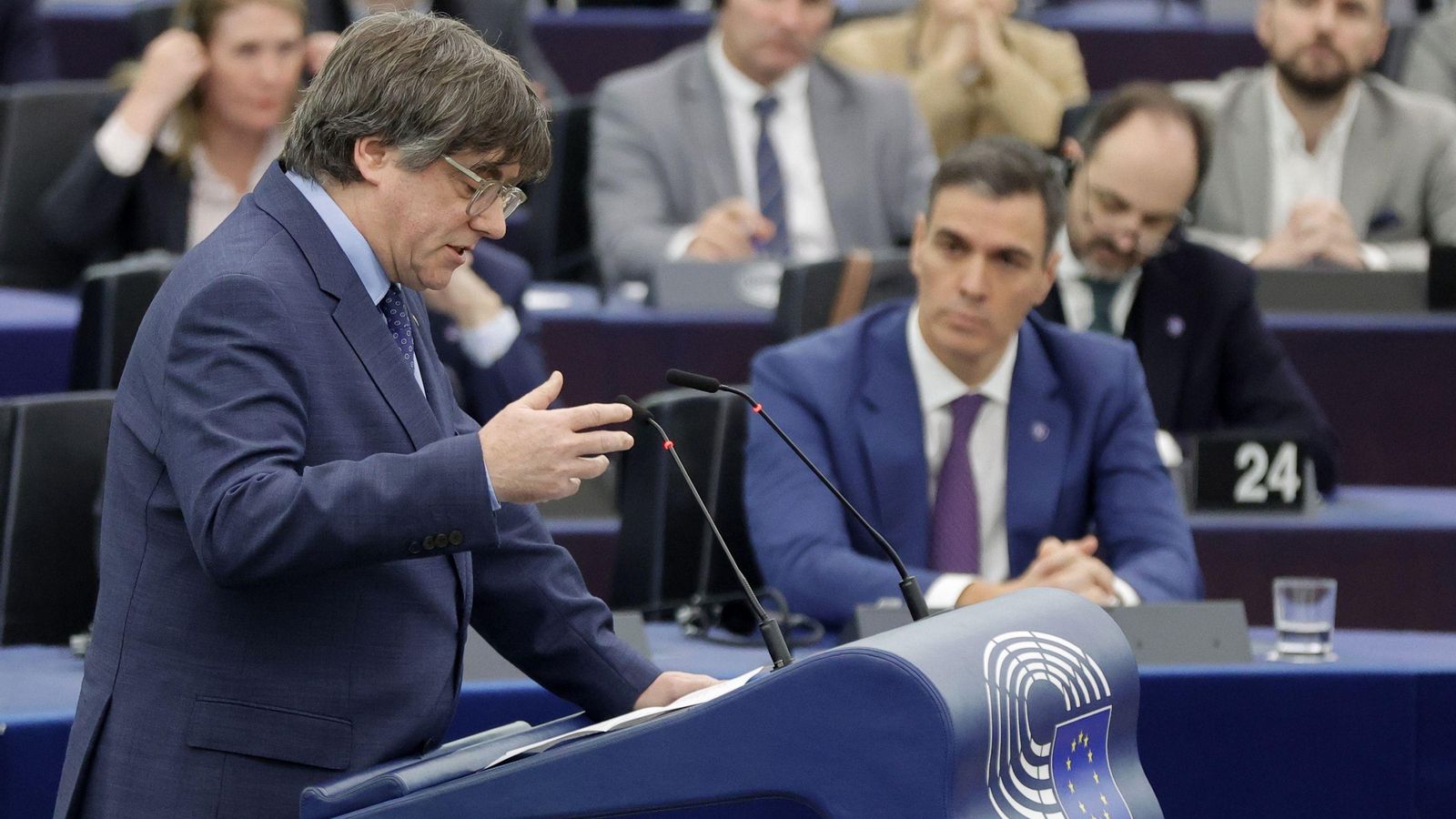 Pedro Sánchez asiste a la intervención de Carles Puigdemont en la Eurocámara.