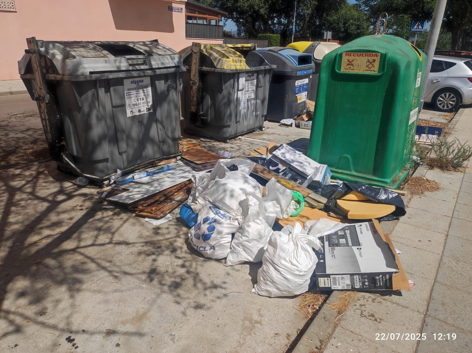 Basuras alrededor de unos contenedores rotos en La Ermita.