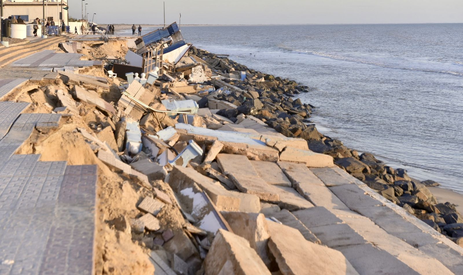 Comienza las obras de regeneración de arena en Matalascañas