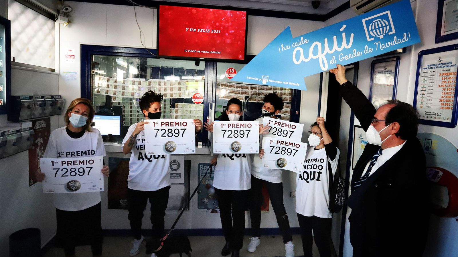 Las loteras y sus familiares posan felices con el número premiado con el Gordo.