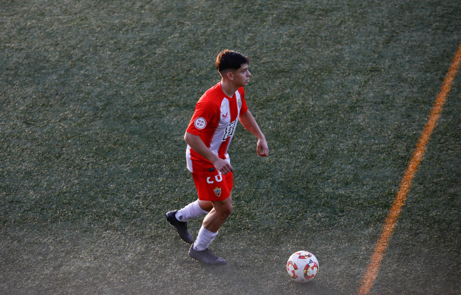 El rojiblanco Dani Sánchez observa las opciones de pase durante el partido del presente curso en el Francisco Pomedio.