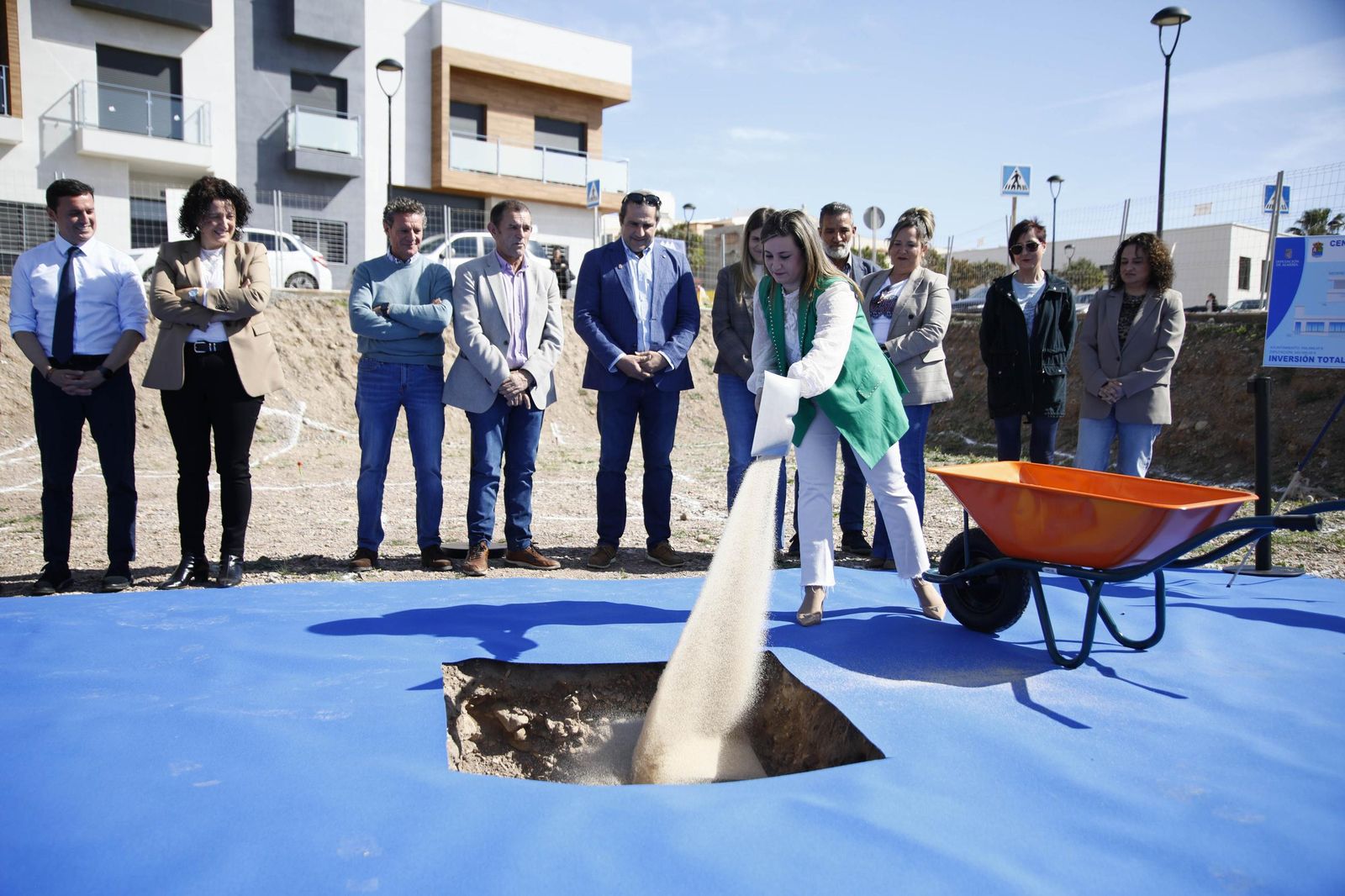 Las imágenes de la primera piedra del Centro de mayores en Balanegra