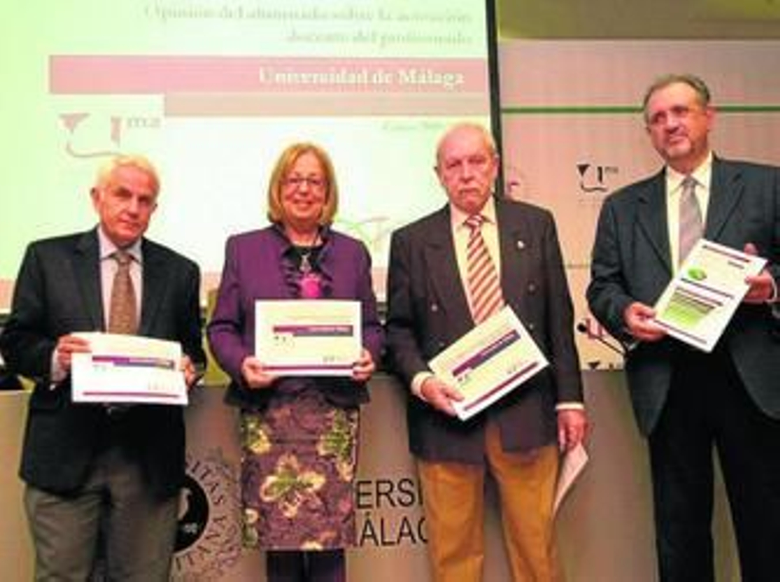 La rectora, ayer, con el catedrático Antonio Pascual, a su izquierda, el vicerrector de Calidad y el coautor del estudio.