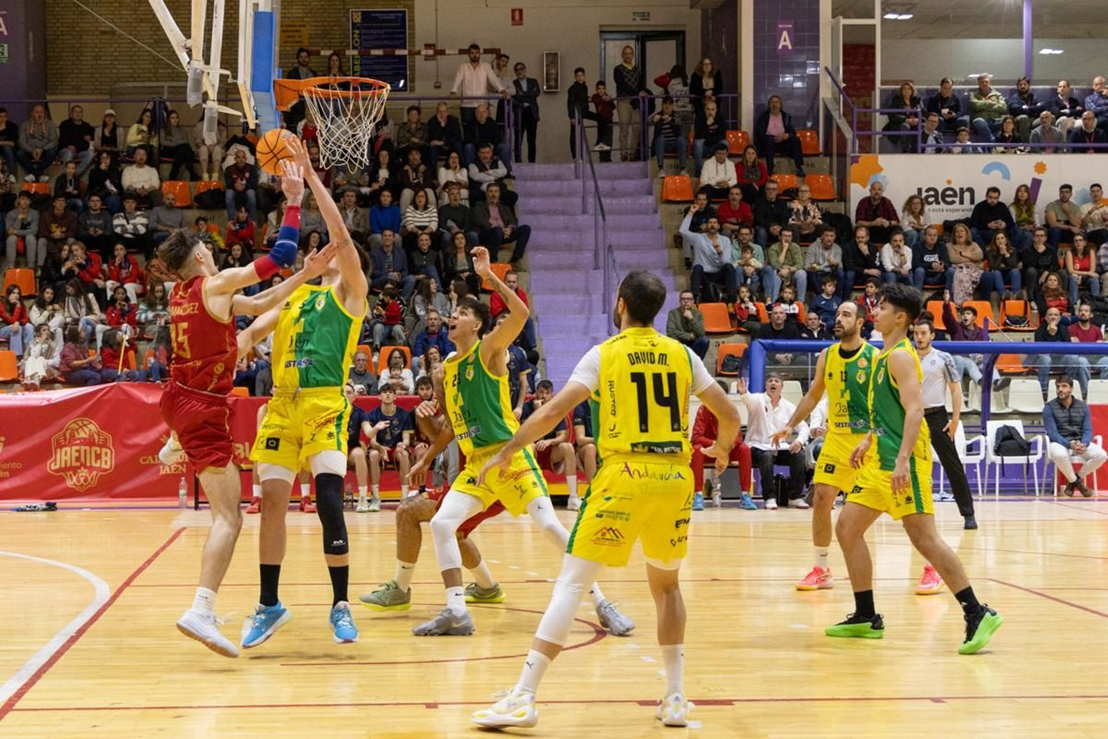 La Salobreja vibra con el derbi de la capital entre Jaén CB y Jaén FS, en imágenes