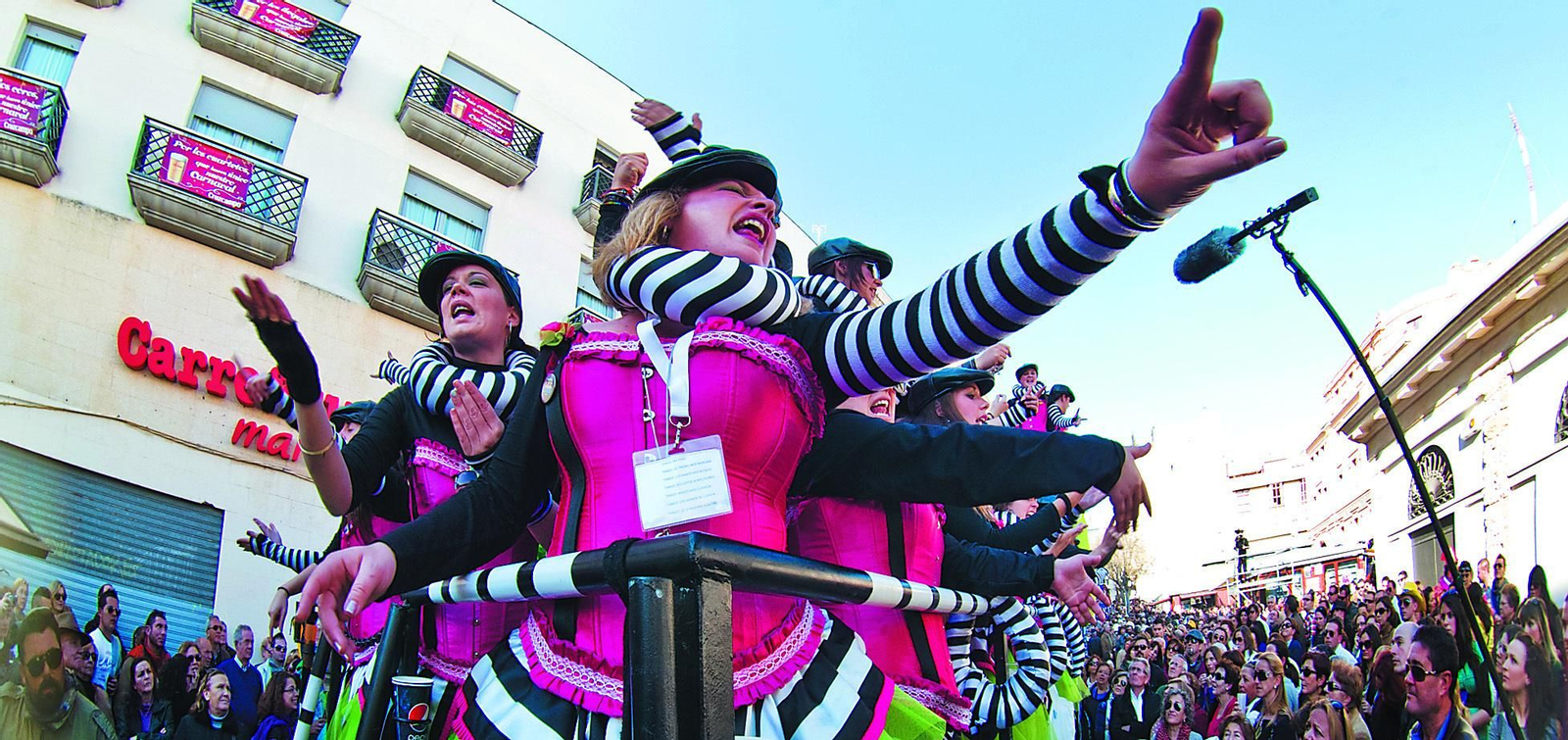El coro femenino 'Las cacas' canta en la Plaza en el Carnaval 2012.