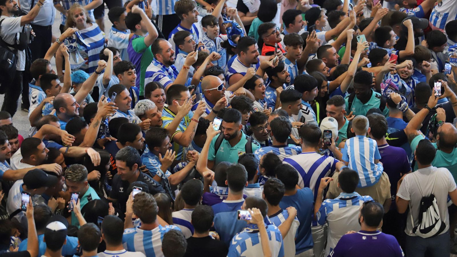 Las fotos de la afición despidiendo al Málaga en el aeropuerto antes de ir a Tarragona