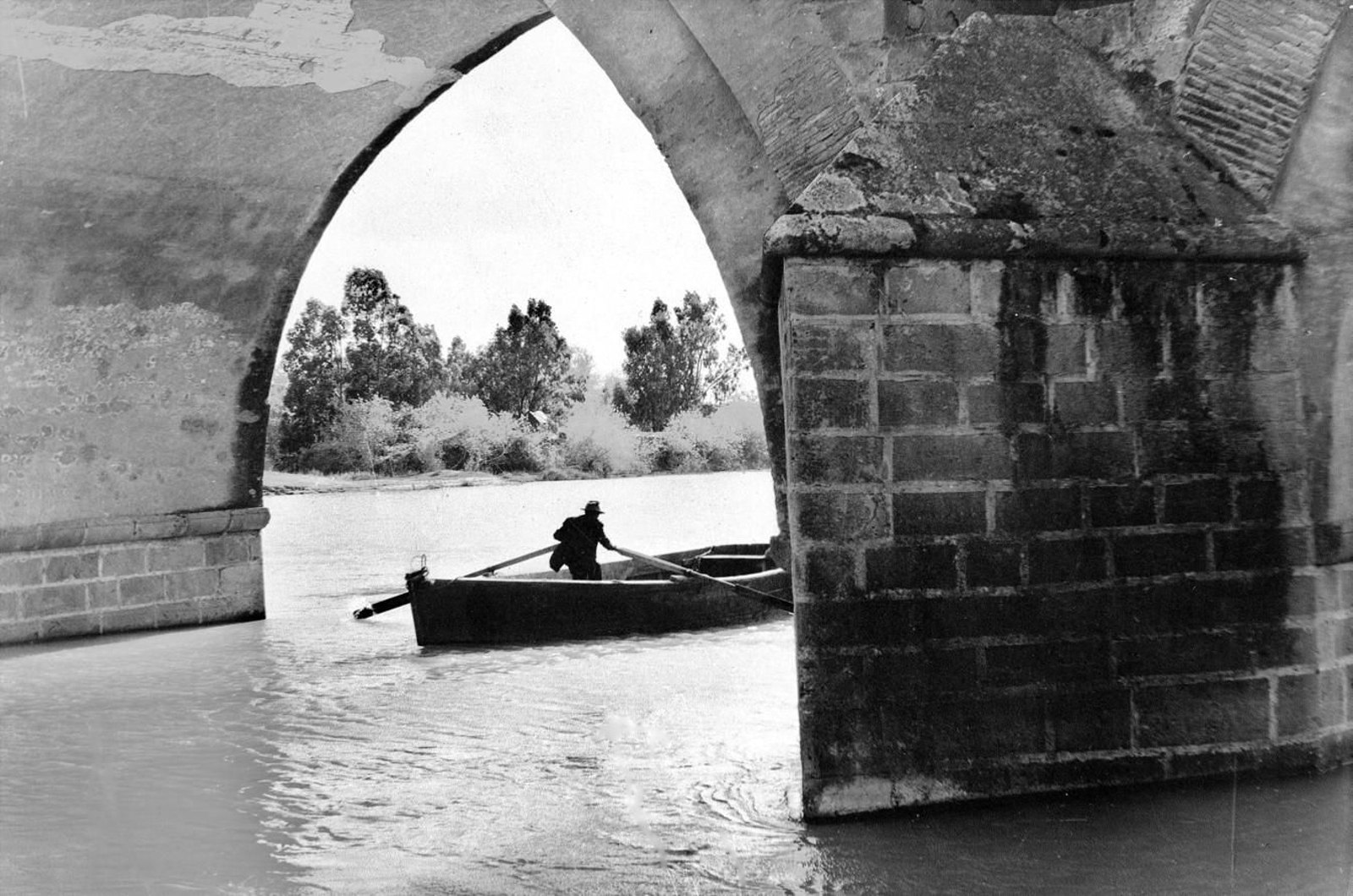 Arenero en su barca en el Puente de Cartuja. c. 1960.