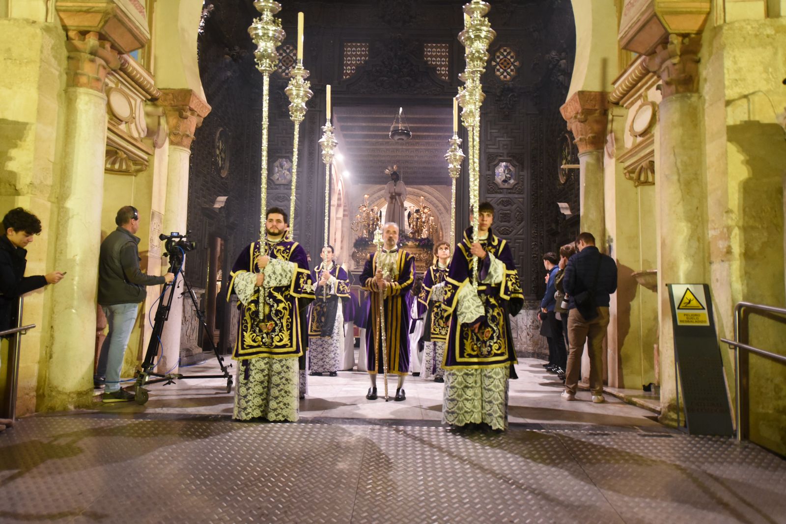 El Vía Crucis de las Cofradía con el Señor de la Sangre, en imágenes
