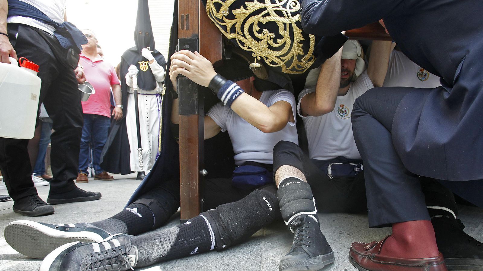 La hermandad de Jesús Despojado un Domingo de Ramos en Sevilla.