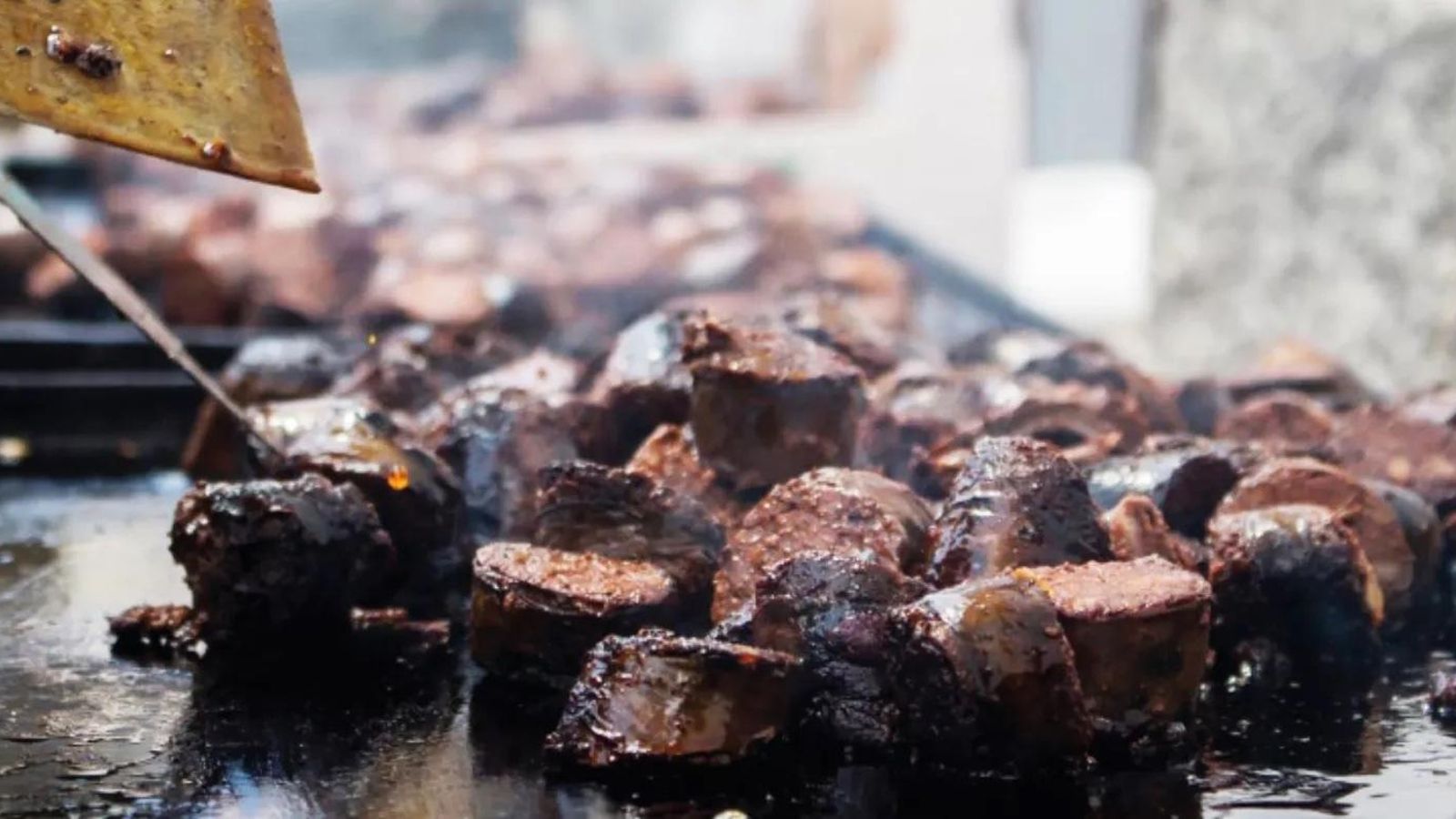 Trozos de morcilla en una plancha