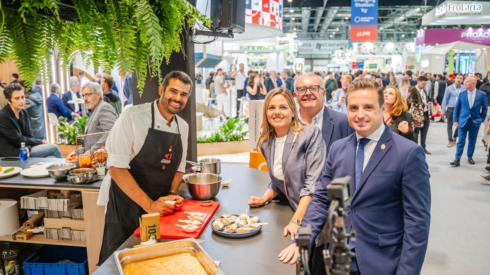 La delegación roquetera, junto al cocinero Enrique Sánchez.
