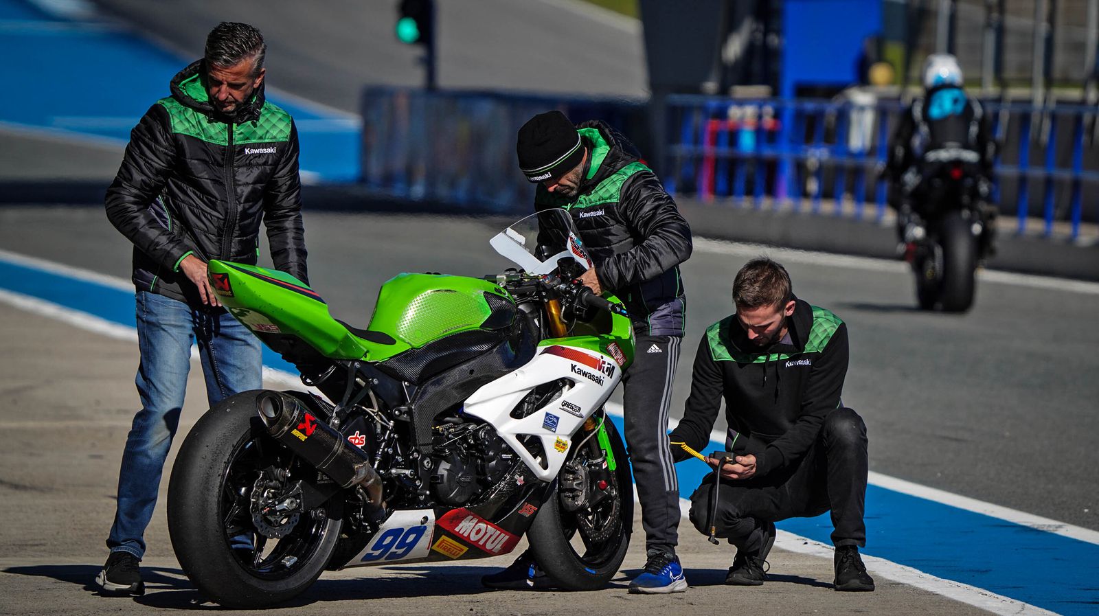 Álvaro Bautista estrena su numero 1 en las pruebas de SBK en Jerez