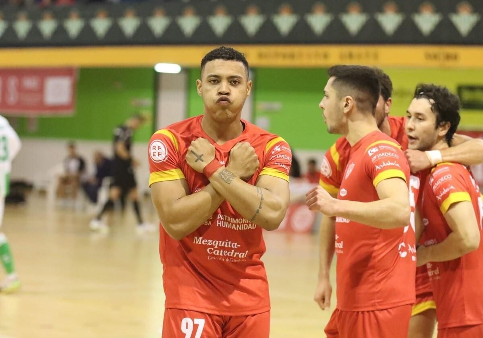 Guilherme celebra un gol esta temporada en la pista del Betis Futsal.