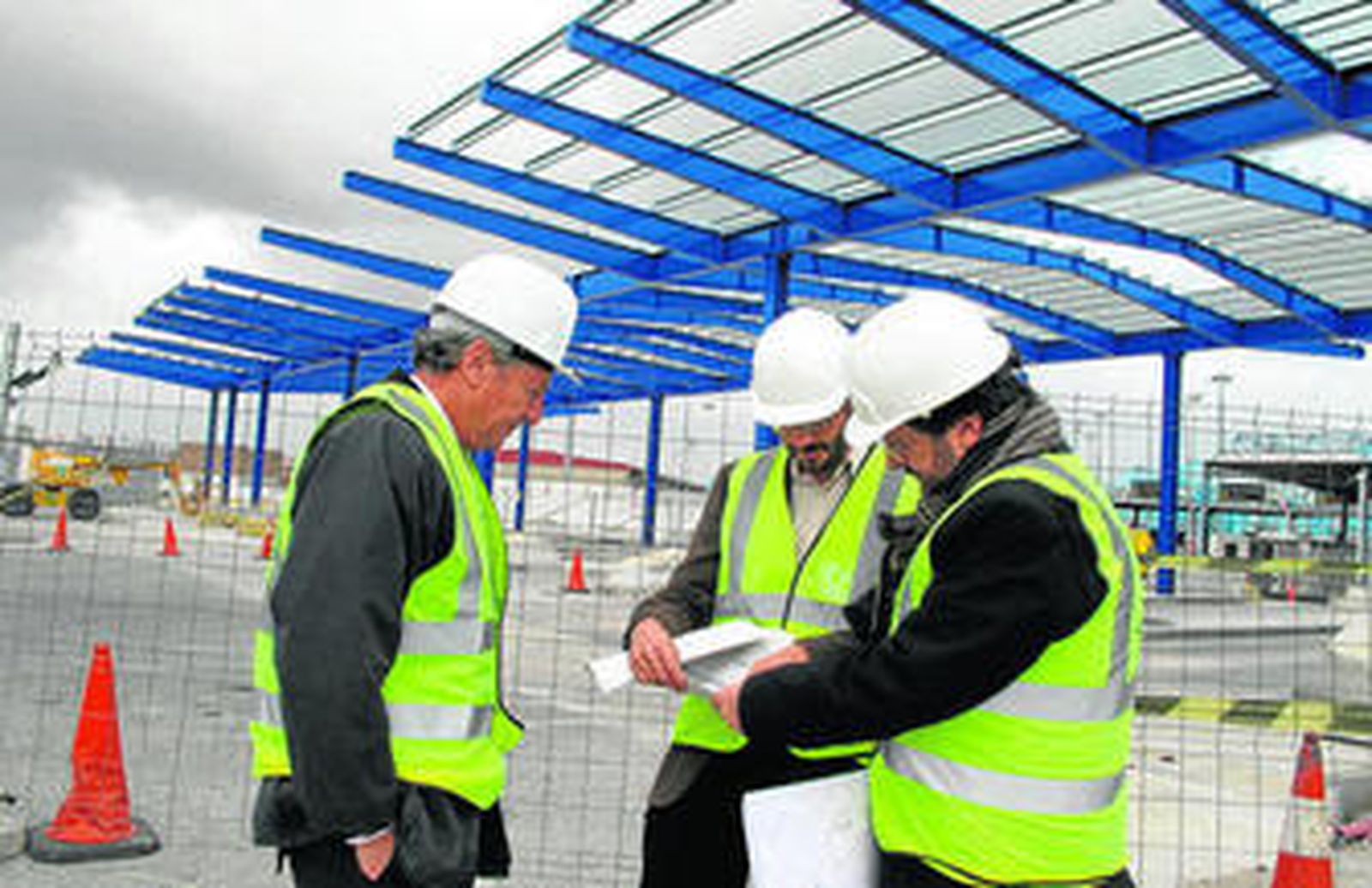 Visita a las obras del director de la APBA junto a los ingenieros de la obra.