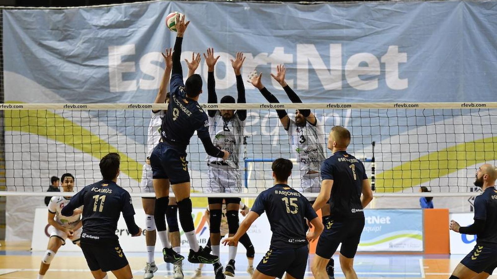 Los ahorradores intentan hacer un bloqueo en el remate de un jugador palmesano.