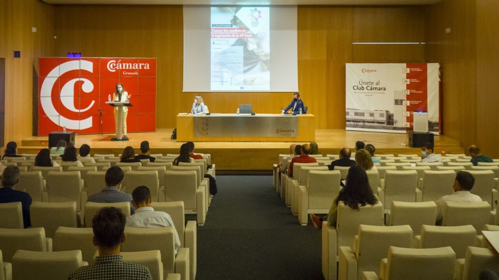 Un momento de la jornada realizada en Cámara Granada, con la intervención de la delegada de Educación