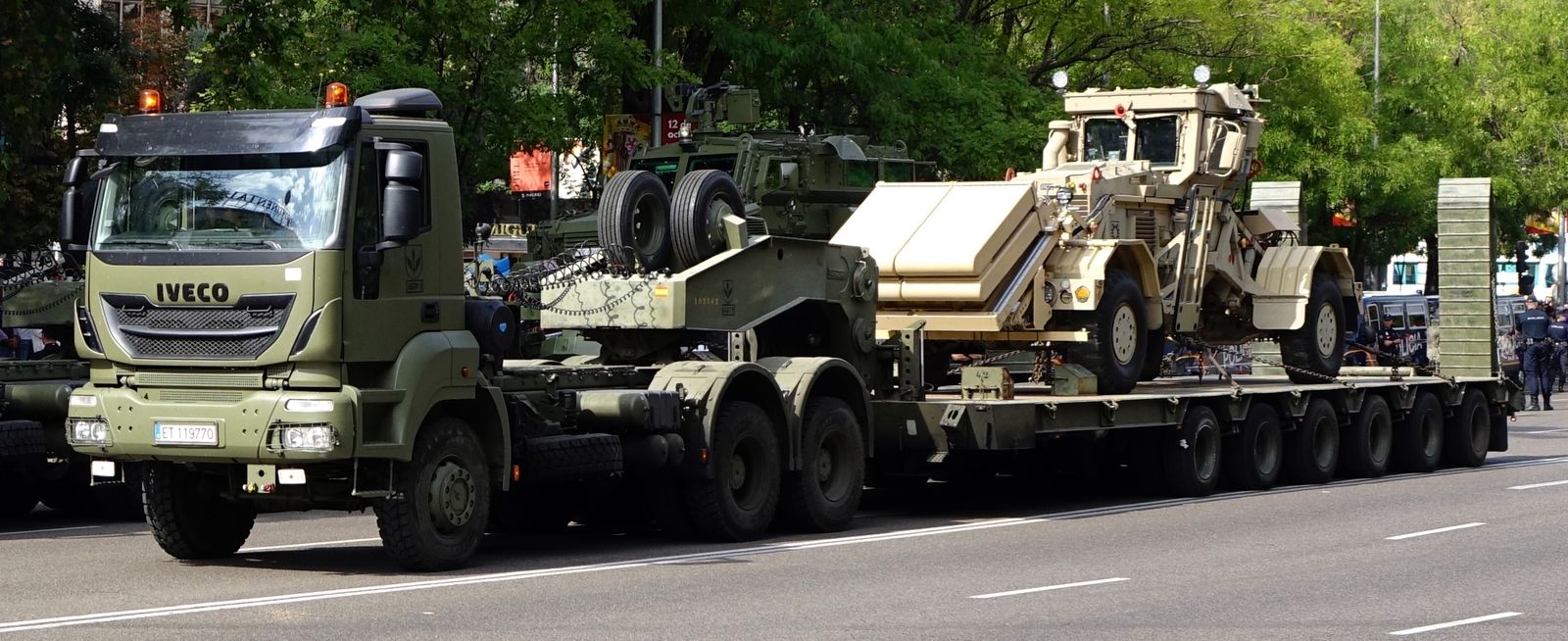 Un Vehículo Detector de Minas Husky sobre el remolque de un camión.