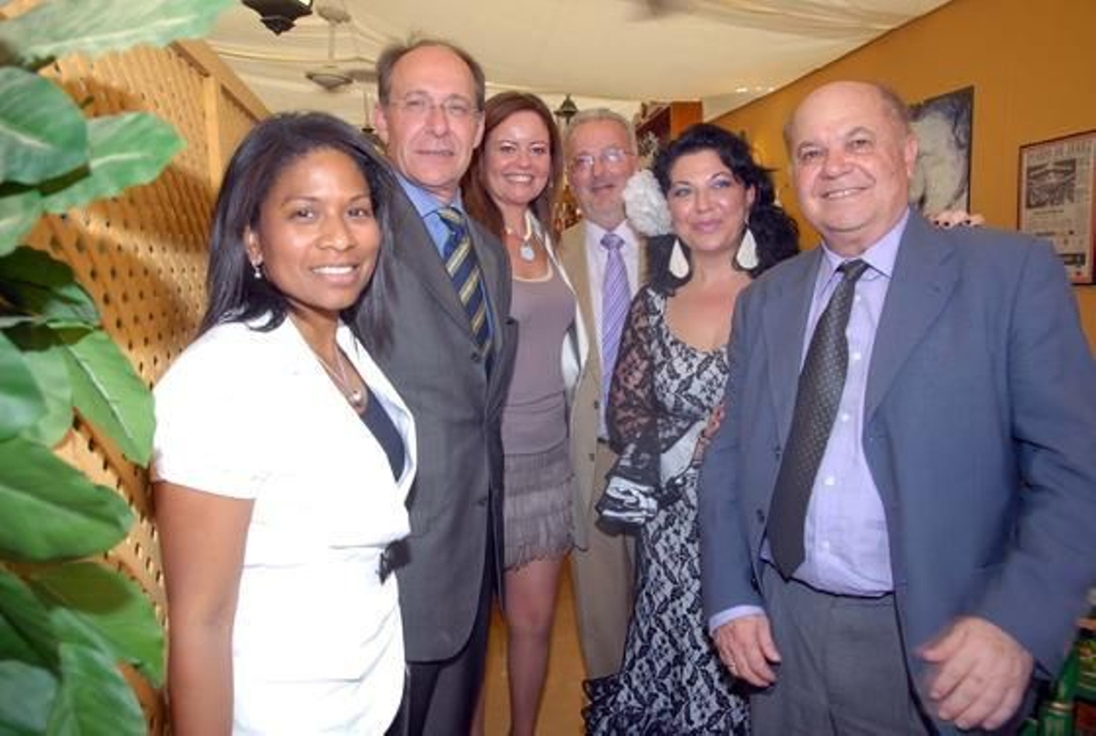 El consejero de Medio Ambiente, Juan José Díaz Trillo, junto a los miembros de su gabinete Ana Patricia Cubillo, Esperanza Perea y Juan Paniagua, la delegada provincial de Medio Ambiente, Silvia López; y el presidente del Consejo Regulador, Antonio Fernández. 

Foto: Manuel Aranda