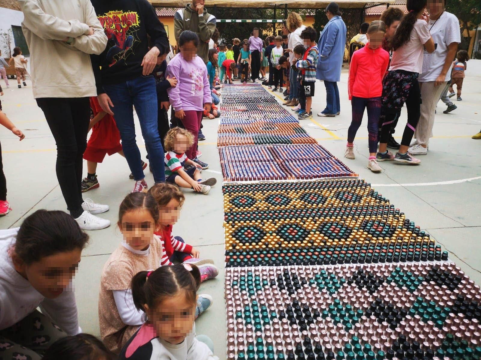 Niños con las alfombras creadas por Maida Rodríguez. Niños con las alfombras creadas por Maida Rodríguez.