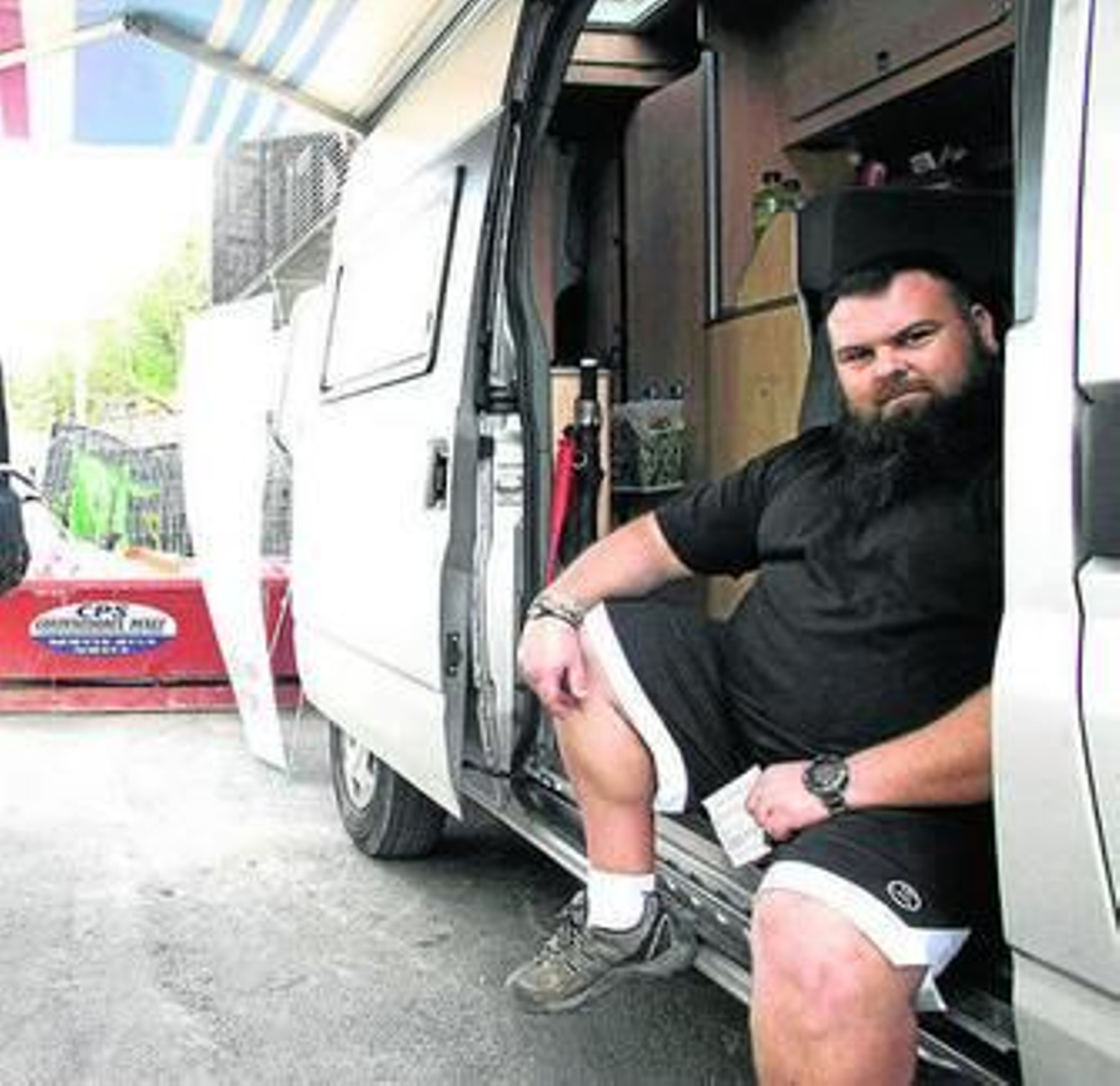 El bombero Martín López, sentado en la autocaravana. El bombero Martín López, sentado en la autocaravana.