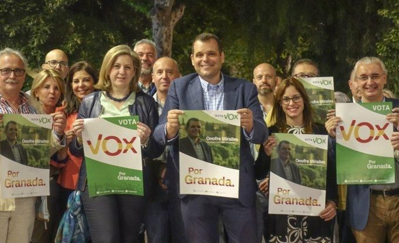 Miralles, con el cartel de la campaña de Vox junto a militantes