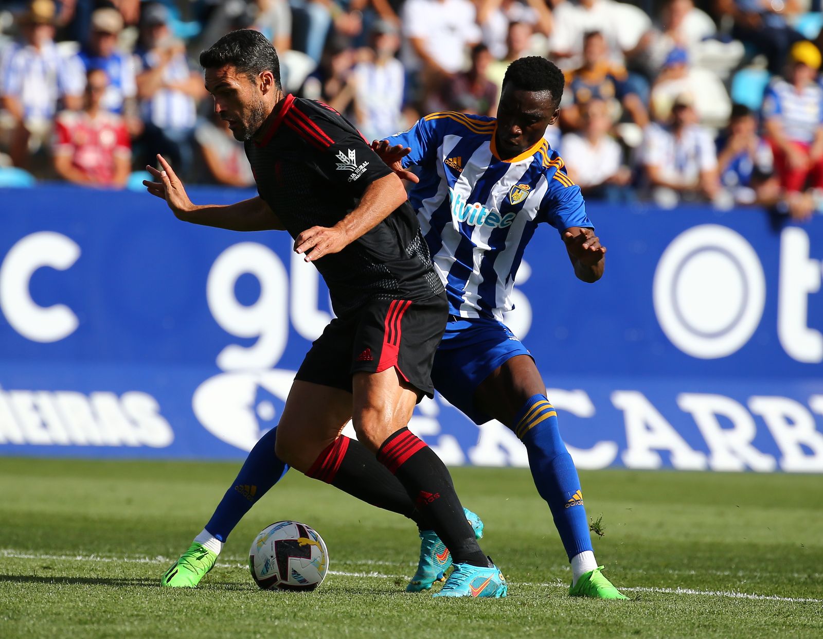Yann Bodiger golpea el balón en el encuentro ante el Huesca.
