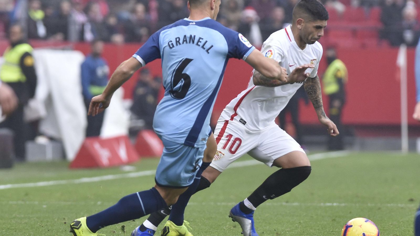 Banega regatea a Granell.