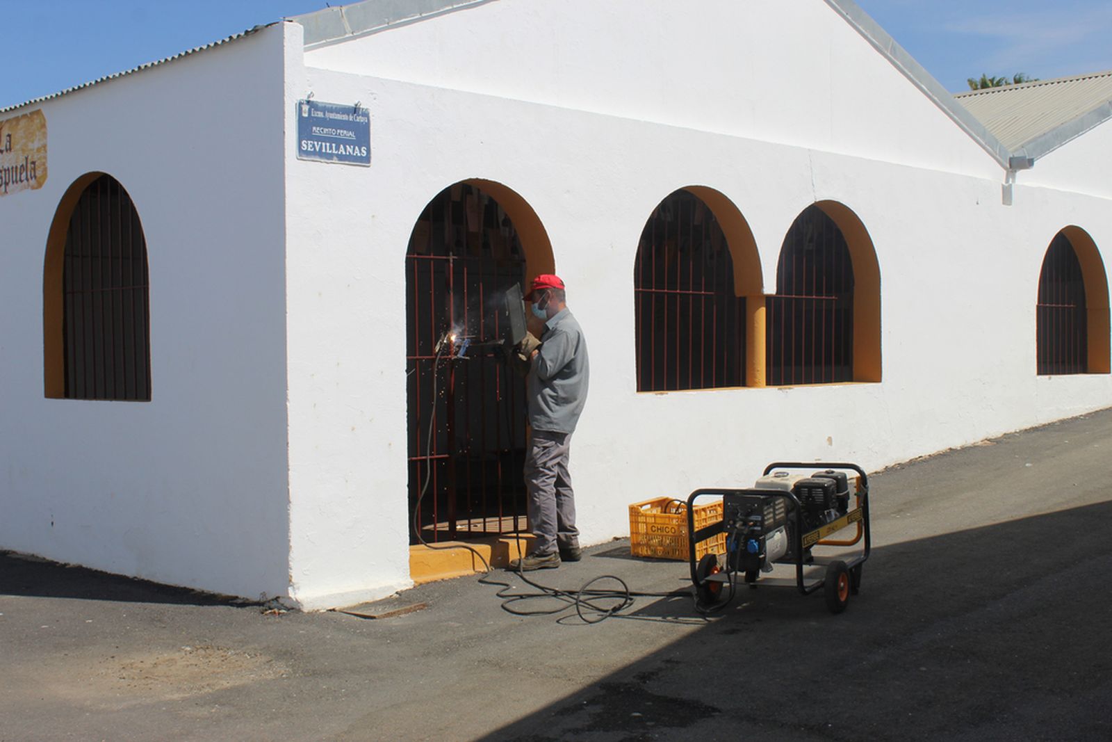 Operario trabaja en las tareas de acondicionamiento del recinto ferial.