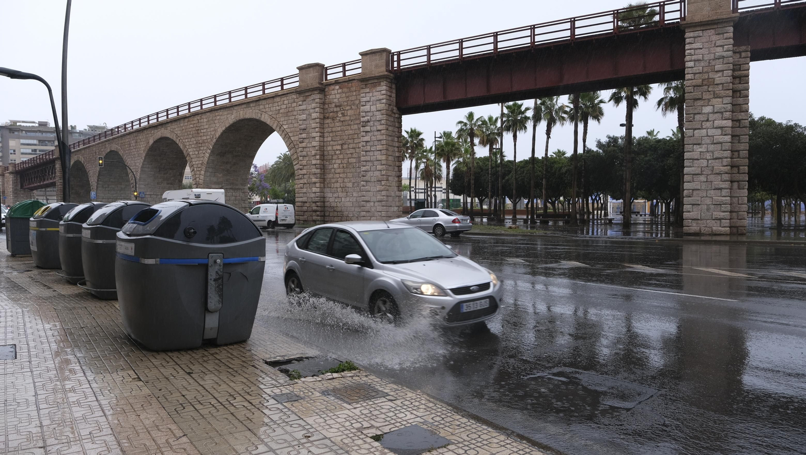 Los almerienses expresan su alegría por la lluvia