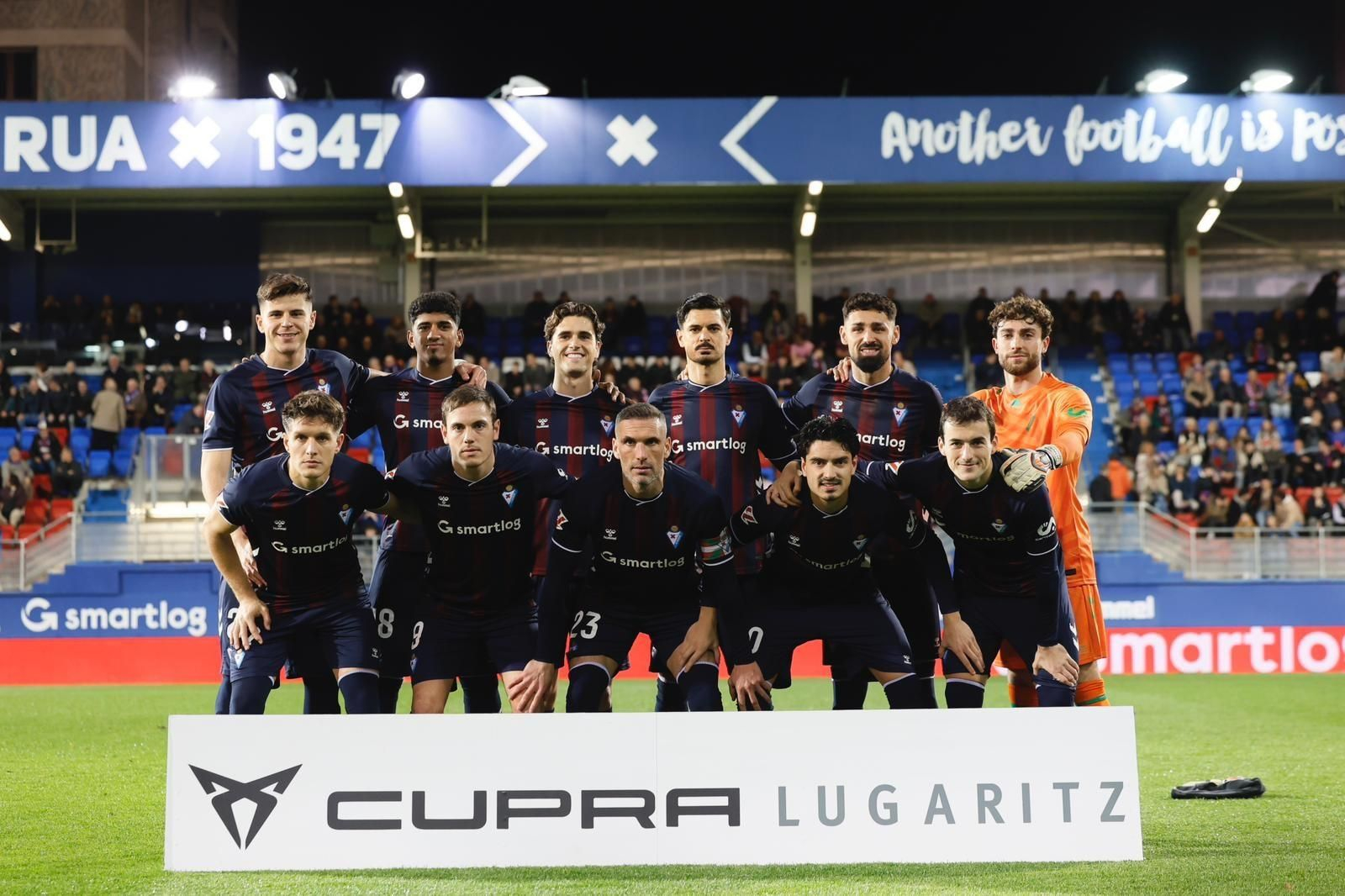 Formación inicial del Eibar ante la Cultural y Deportiva Leonesa.