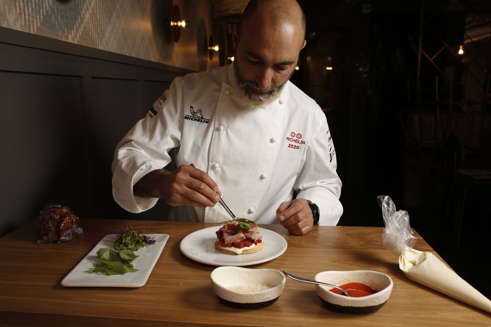 Benito Gómez durante el montaje del plato.