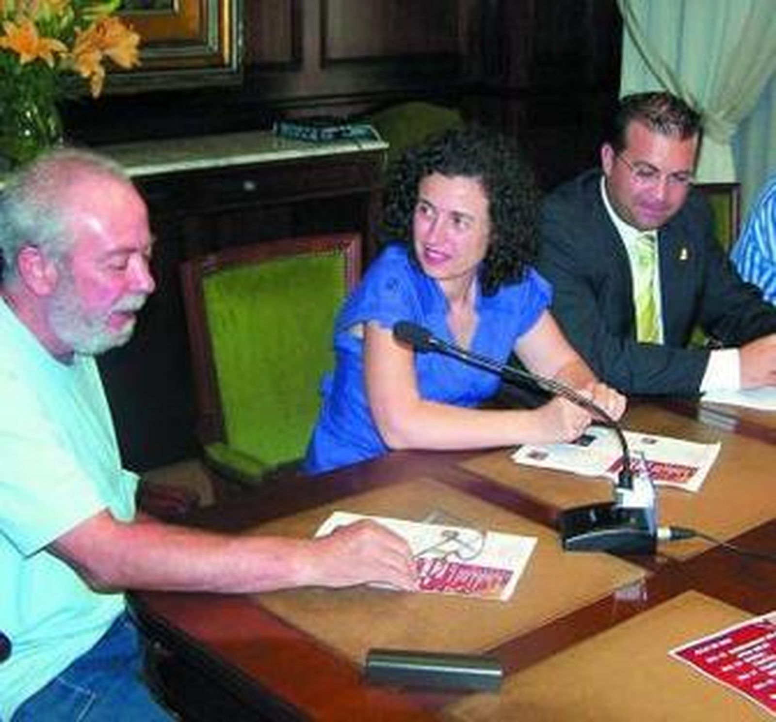 Caridad Herrerías con Mariano Sopedra y Francisco Guil.