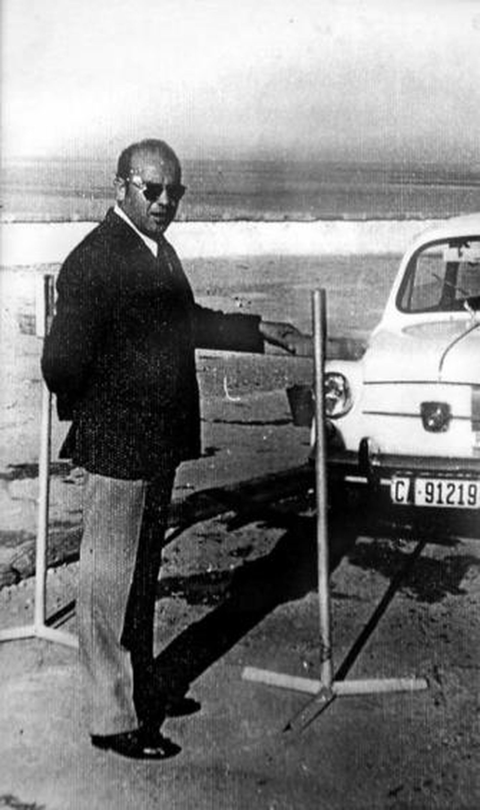 Francisco Gallego junto al 600 en el que enseñaba a conducir (izquierda). Actualmente regenta la autoescuela Canalejas (derecha).