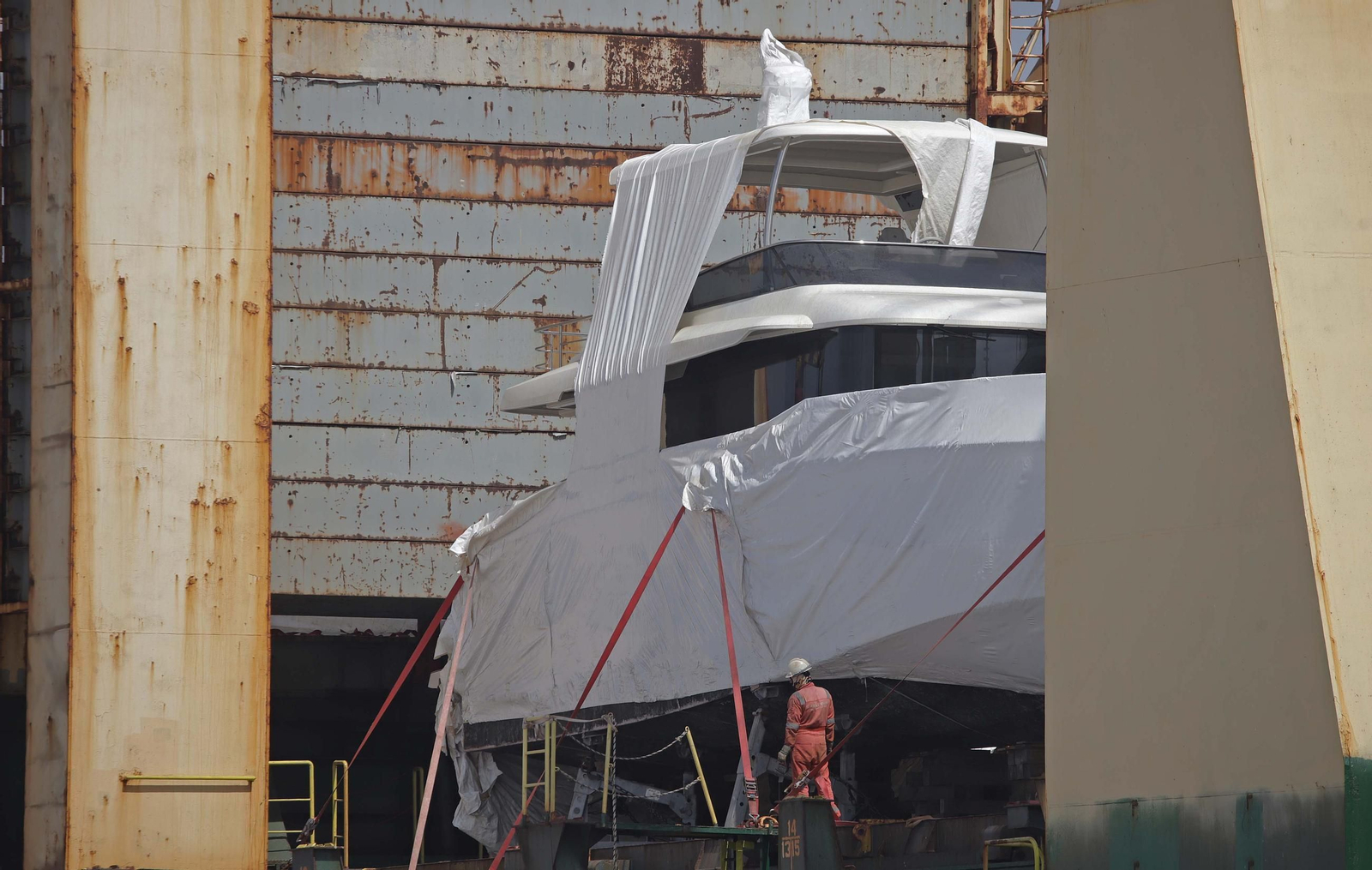 Fotos del dispositivo de descarga de las embarcaciones del buque Lila Mumbai en el Puerto de Algeciras