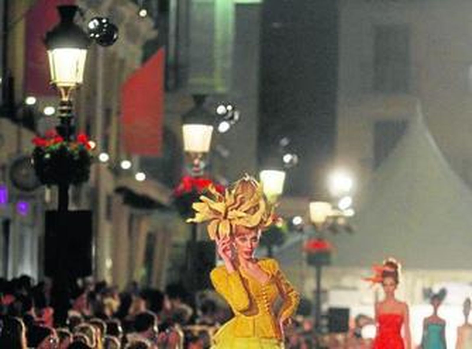 Las inconfundibles farolas de Larios iluminan el desfile.