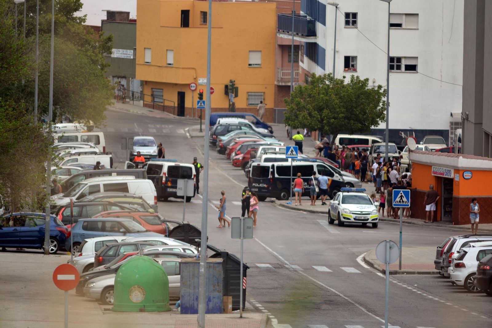 La calle José Espronceda, de la barriada algecireña de El Saladillo, con los furgones de la Policía Nacional.