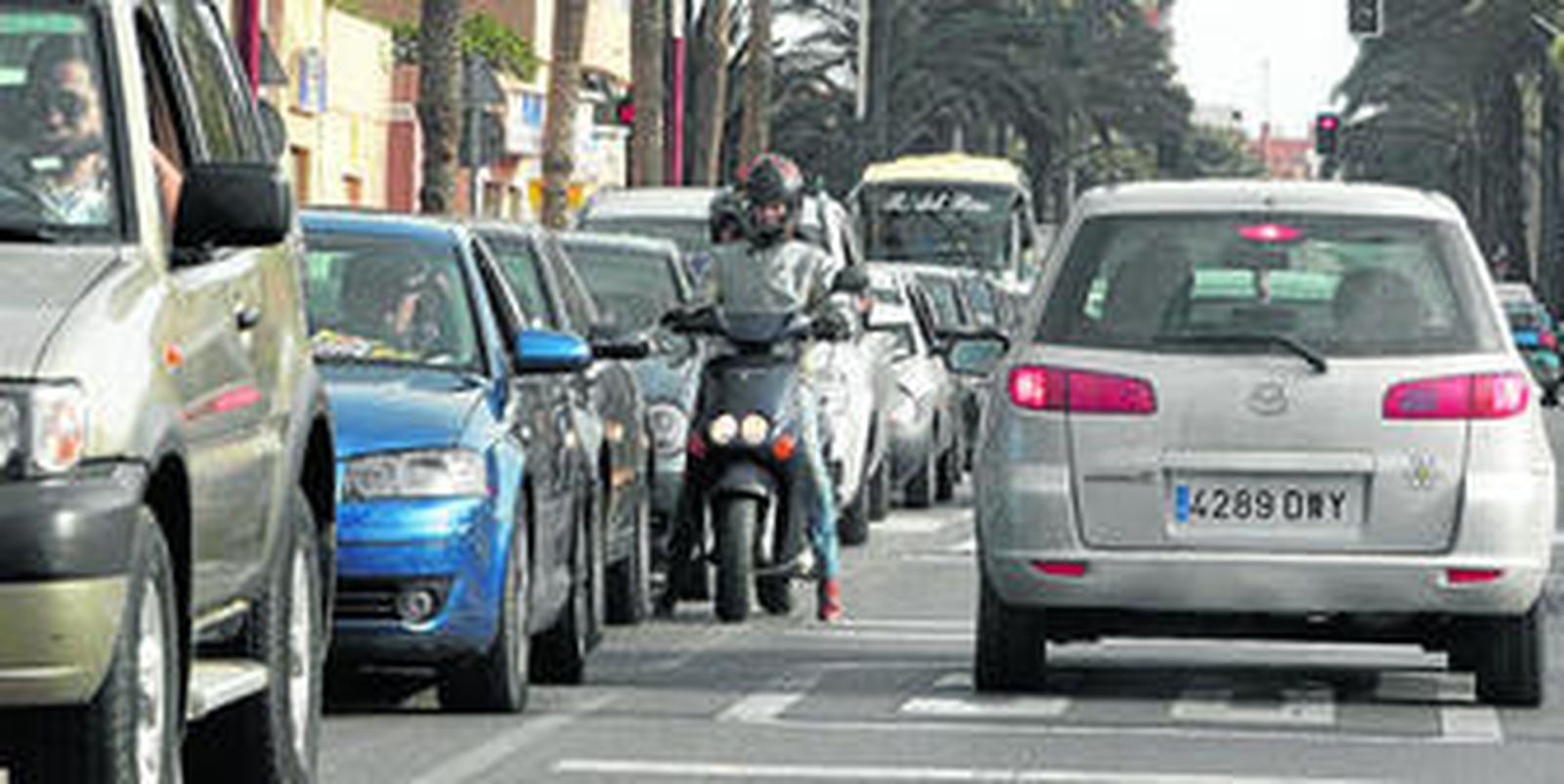Situación que viven cada día algunas de las calles de la ciudad, plagadas de automóviles en hora punta.