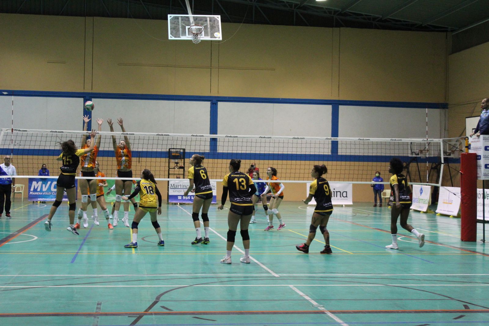 Un intento de bloqueo de las jugadoras tinerfeñas.