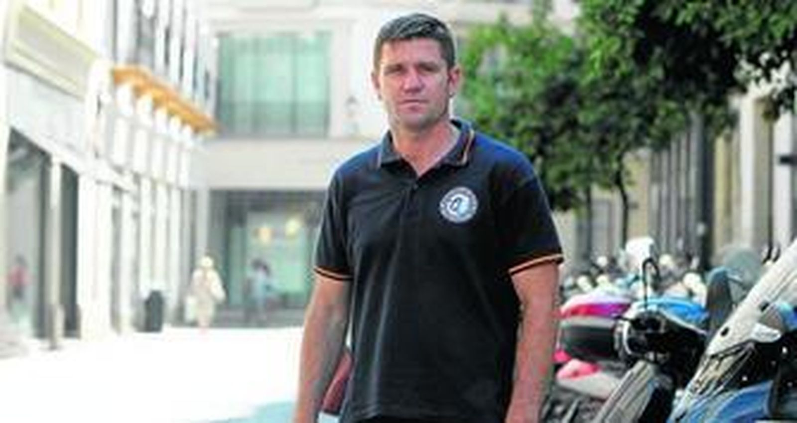 1. El capitán Eduardo Macías, con una camiseta promocional de la Campaña Antártica. 2. Miembros de la tropa durante la preparación en Huesca.