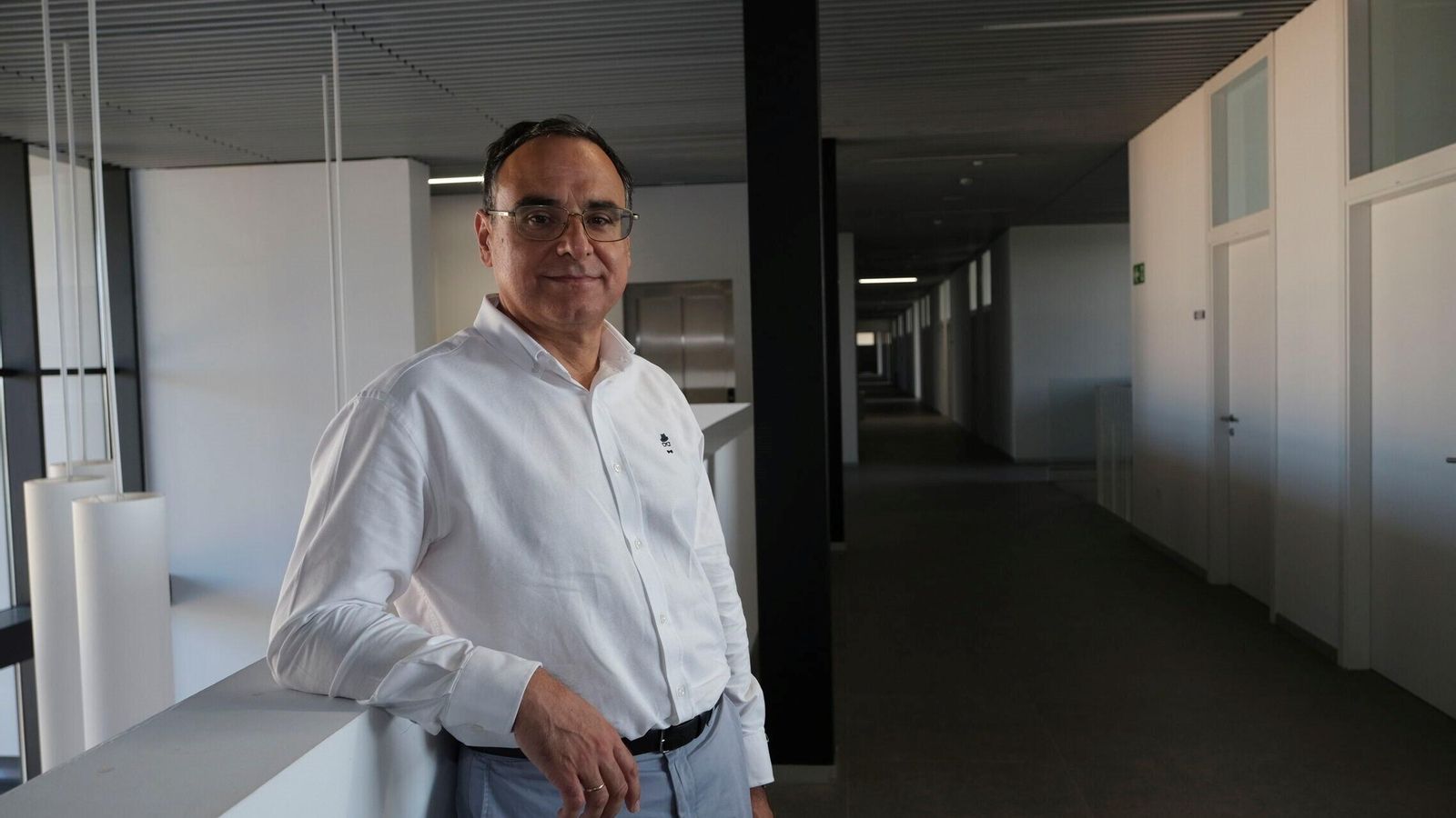 El candidato a rector, Céspedes, en el edificio de Económicas