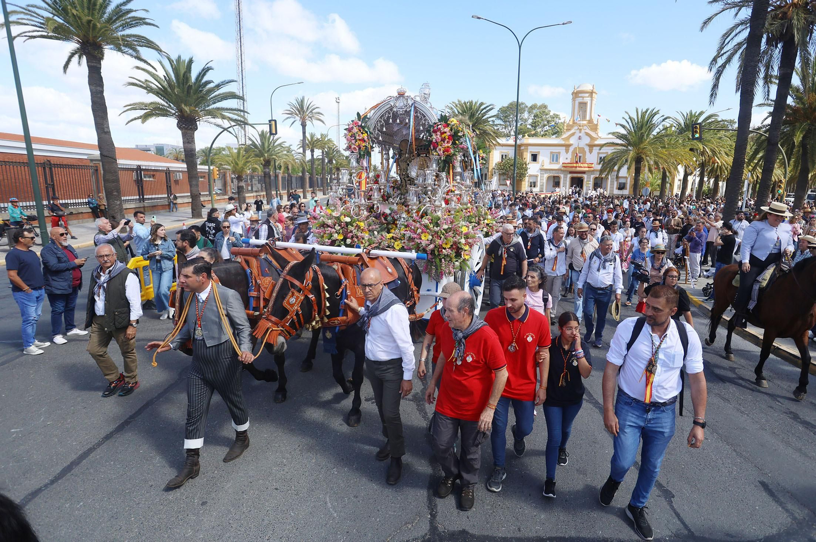 Las mejores imágenes de los peregrinos en la salida de Emigrantes