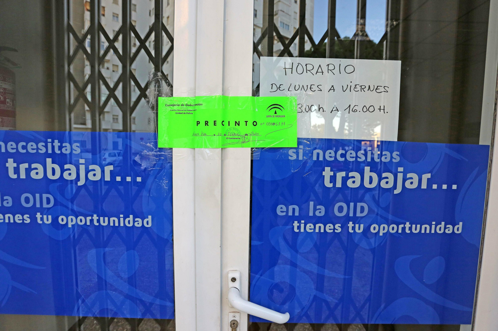 Una de las sedes de la OID precintada por la policía.