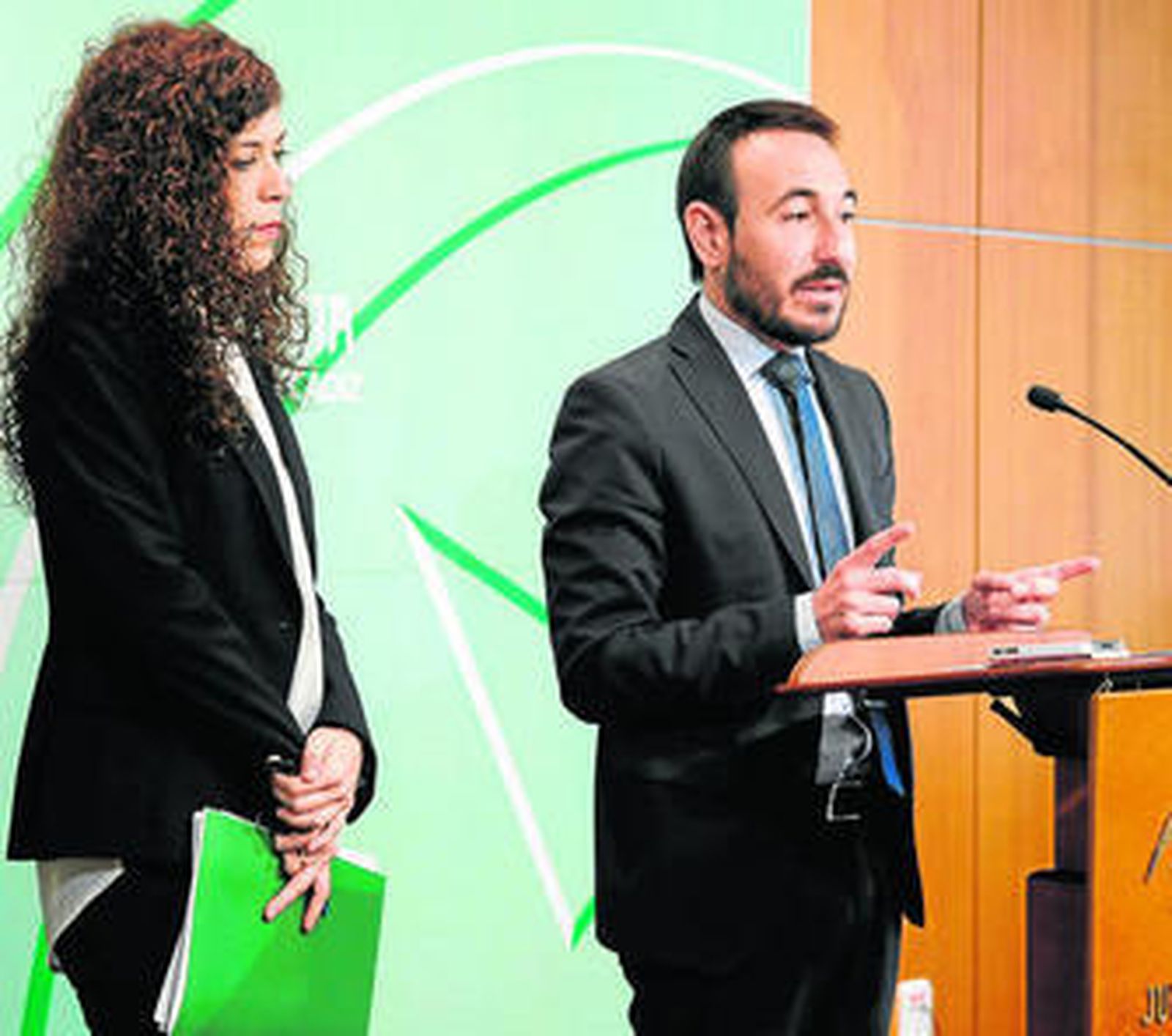 Fernando López Gil y Miriam Alconchel, durante su comparecencia de ayer.